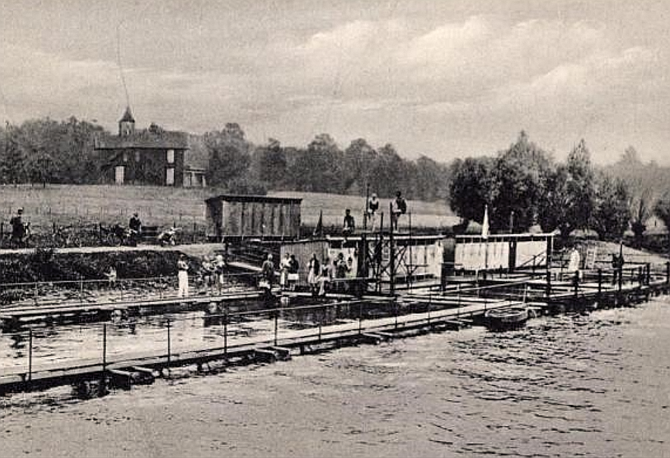 Dit zwembad dreef op tonnen van 1935                                                                                           tot 1958 toen de IJssel te zwaar vervuild raakte.                                                                               In de winter werd het geheel op de walkant gelegd.