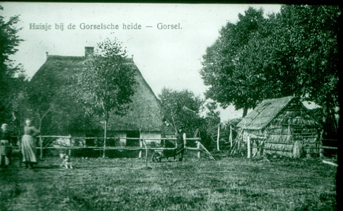 In dit boerderijtje aan de Zomerdijk’ woonde ‘Posse Ale’. Van gagelstruiken (posse) maakte zij boenders (borstels). (hh)       