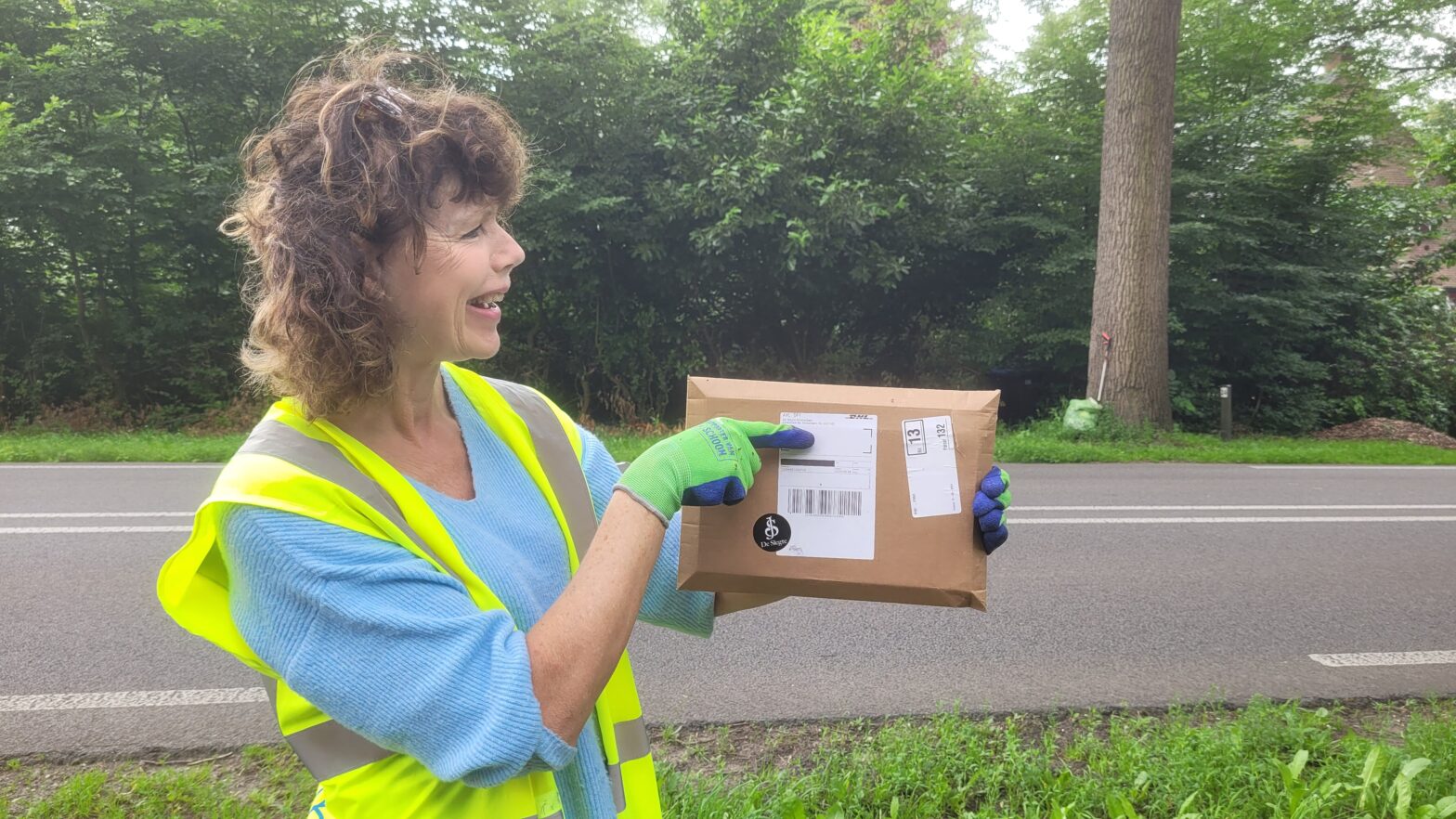 VastePrik vrijwilliger bezorgt postpakket