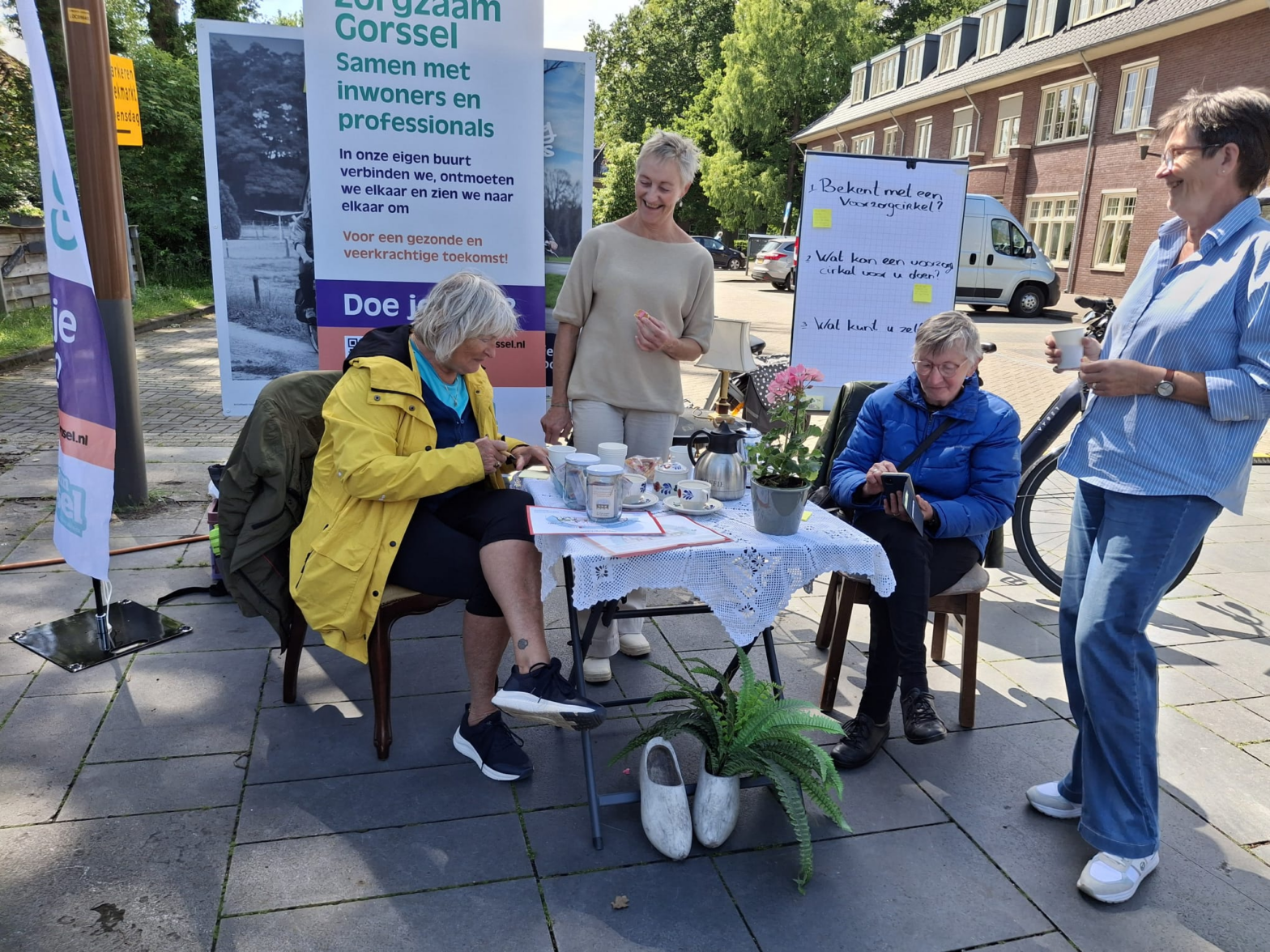 Huiskamer met geraniums op de weekmarkt in Gorssel